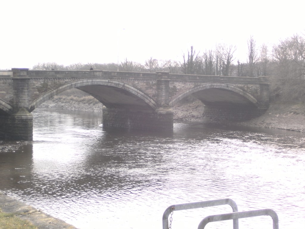 Low water, Penwortham bridge, early afternoon.